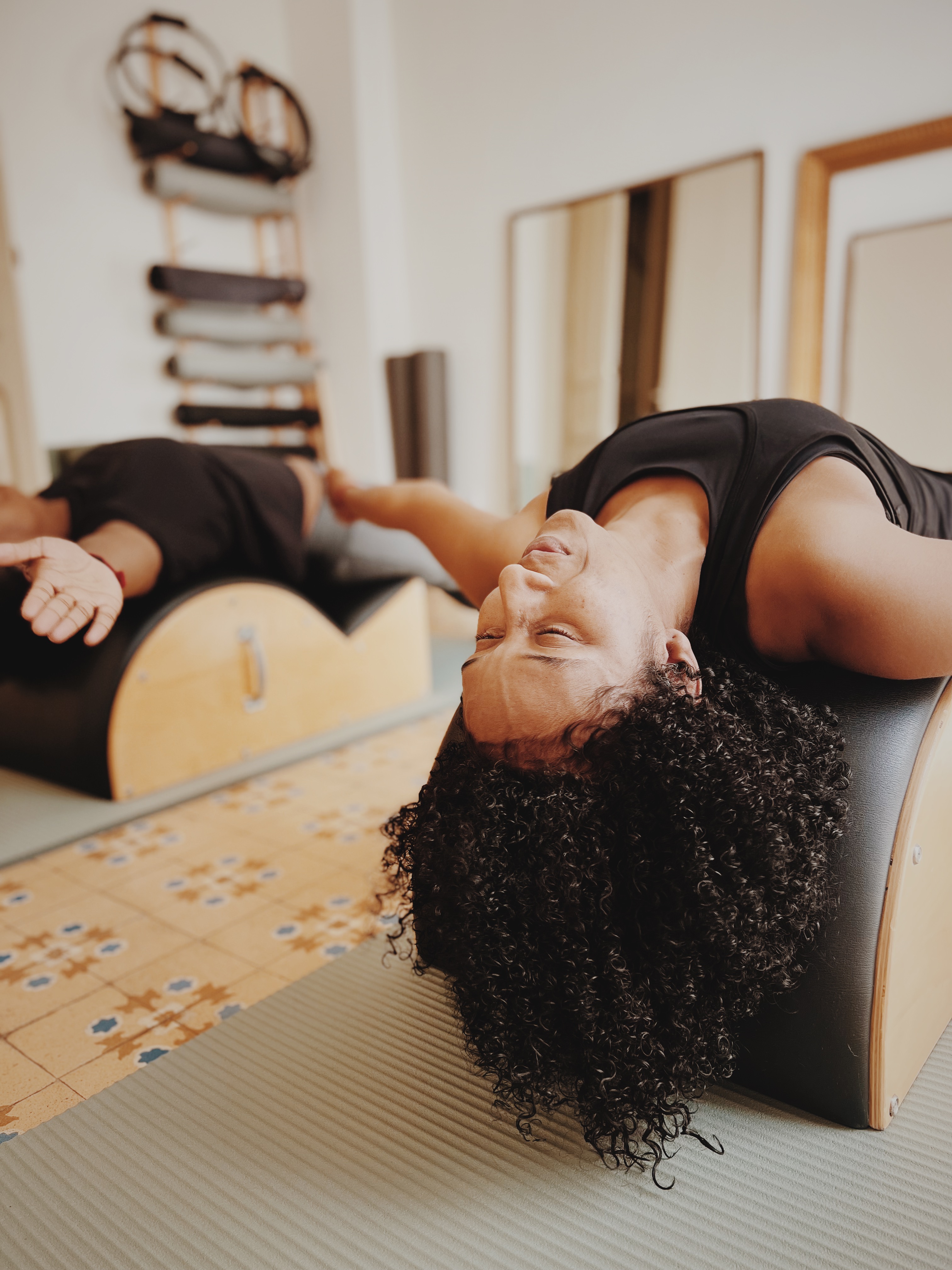 personas haciendo postura de pilates